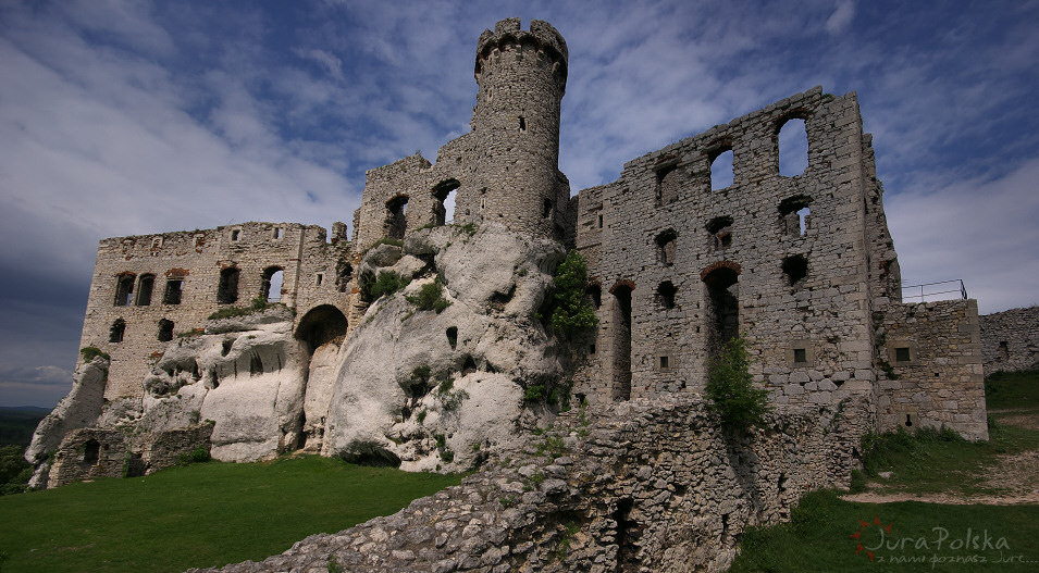 Zamek Ogrodzieniec, Podzamcze