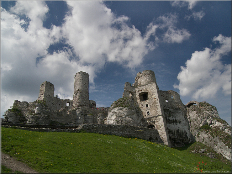 Zamek Ogrodzieniec, Podzamcze