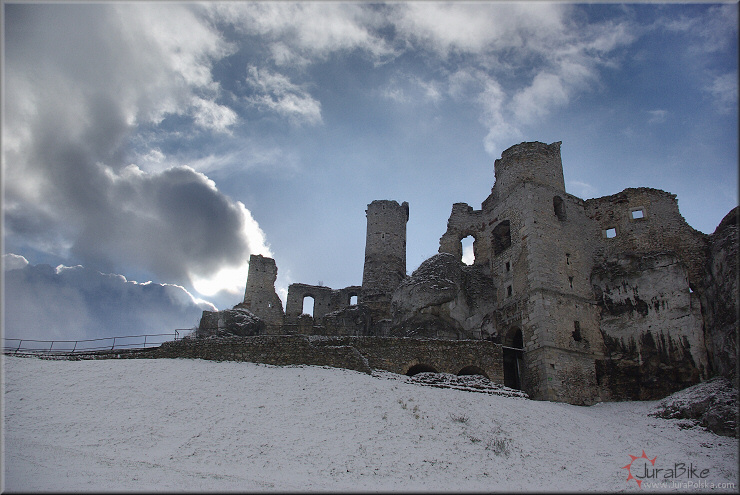 Zamek Ogrodzieniec, Podzamcze