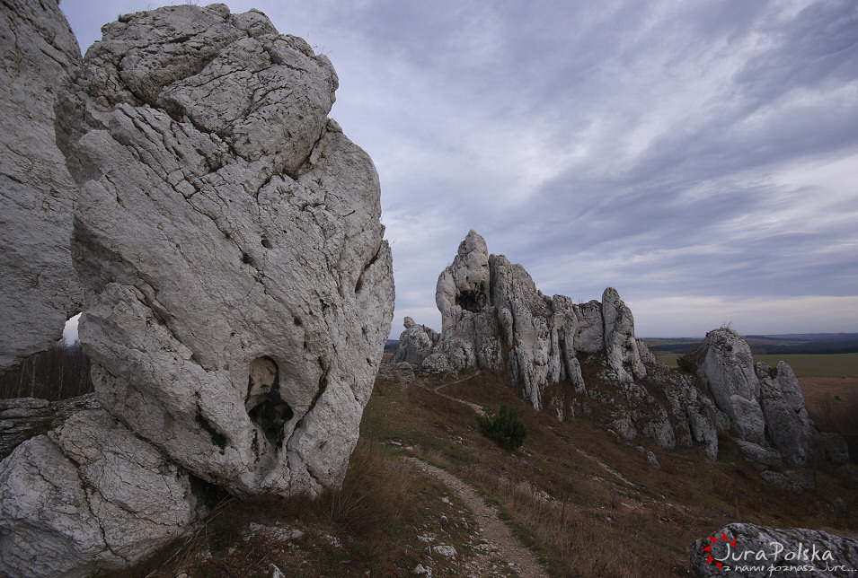 Skay Basztowe / Okiennik, Gra Janowskiego, Podzamcze